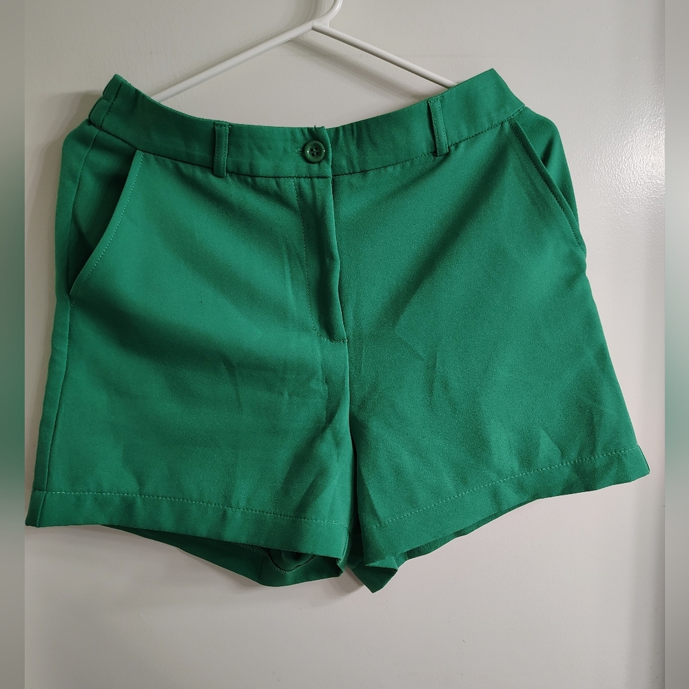 High-Waist Green Women's Shorts - Classic Tailored Style